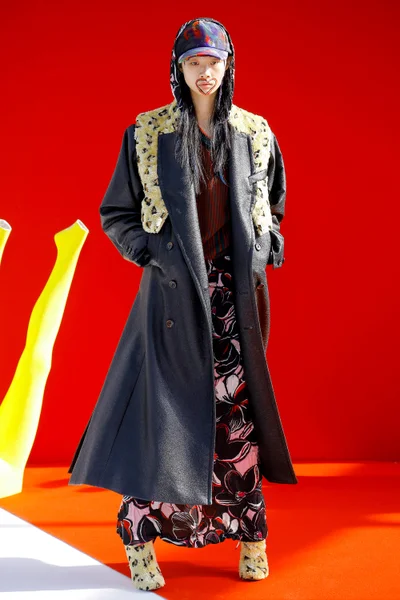 Look 16